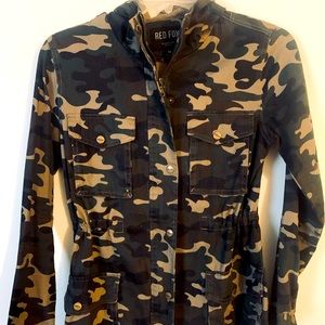 Camouflage jacket w/ pockets & waist adj. strap.